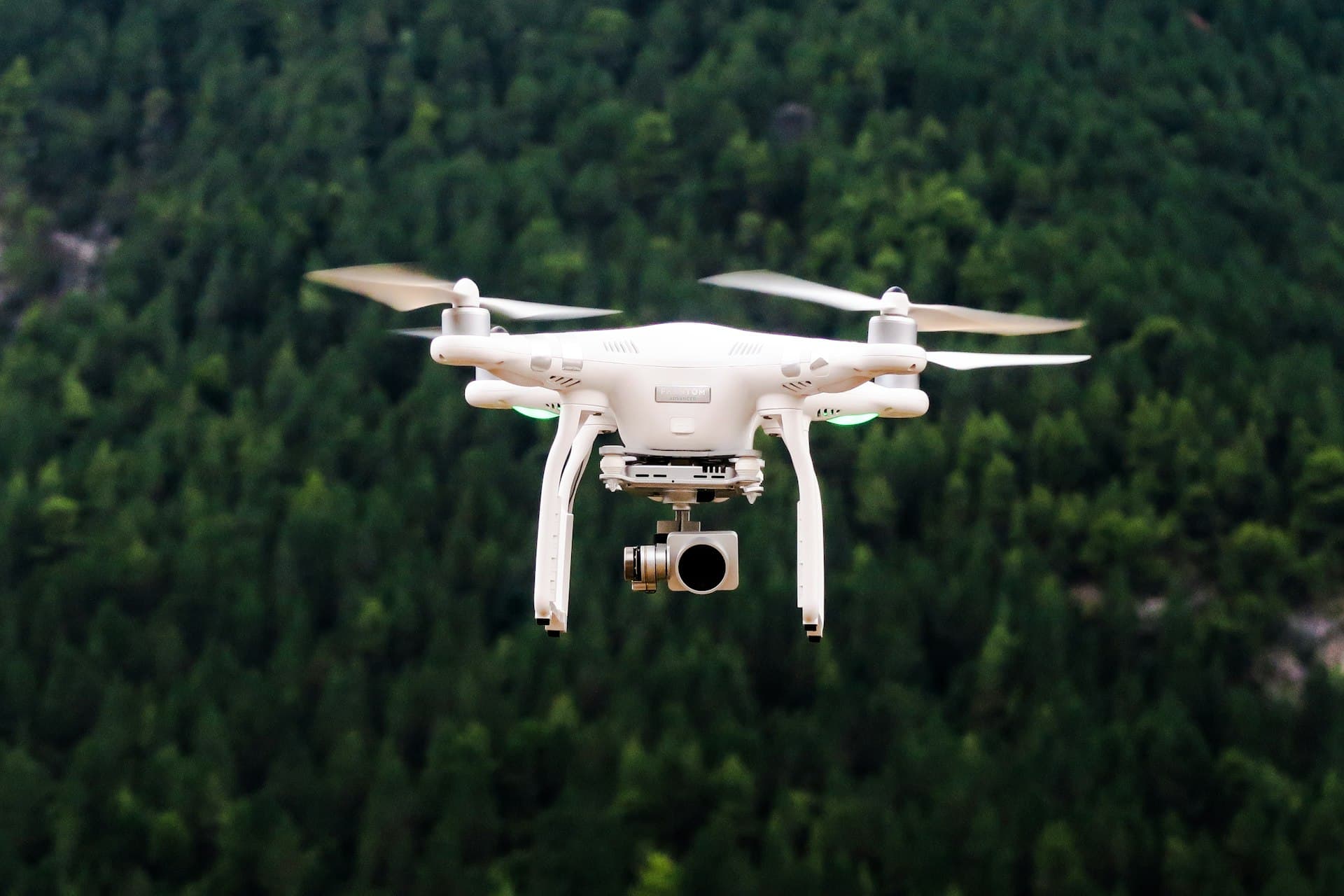 Dron filmowy w locie na tle nieba
