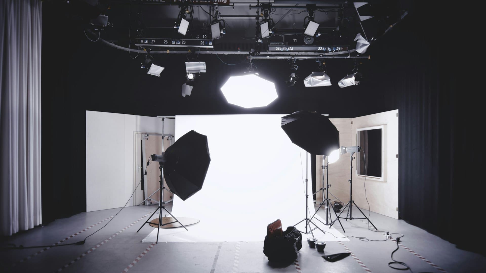 Studio zdjęciowe z lampami, statywem i kamerą