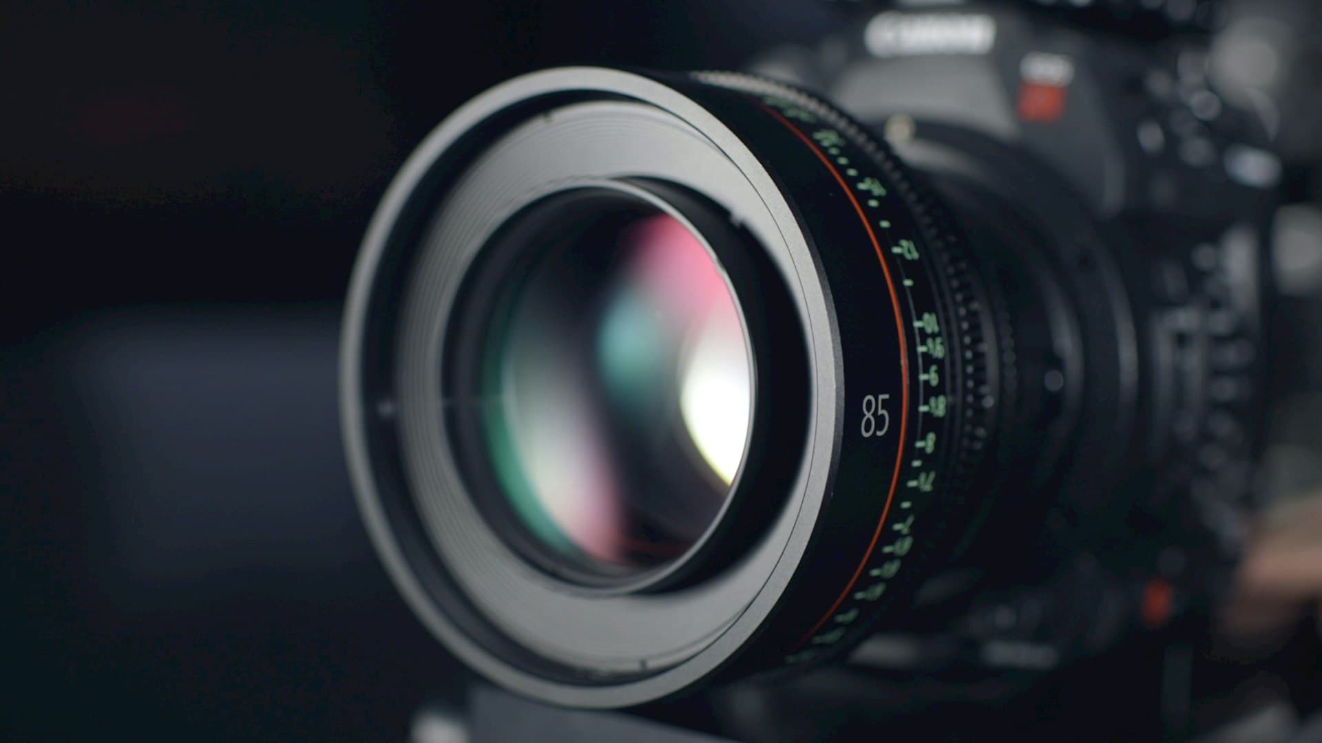 Obiektyw kamery filmowej sfotografowany z bliska